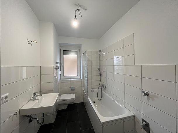 Alles weiß: Das Bad wurde komplett erneuert.