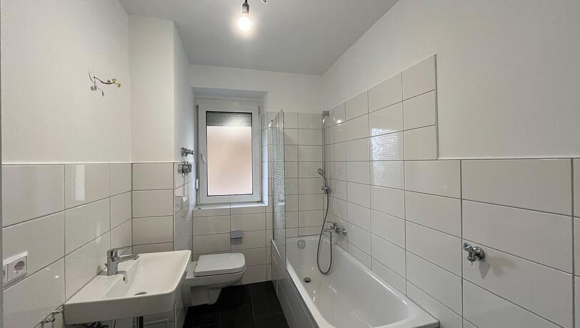 Alles weiß: Das Bad wurde komplett erneuert.