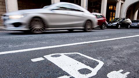 Im Alltagsbetrieb auf der Stra&szlig;e sind Plug-in-Hybride laut Fraunhofer ISI deutlich durstiger als auf dem Papier. (Archivbild)