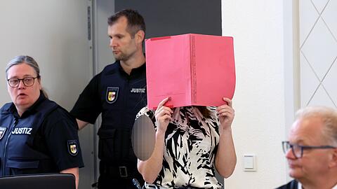 Die Angeklagte schweigt in dem Mordprozess.