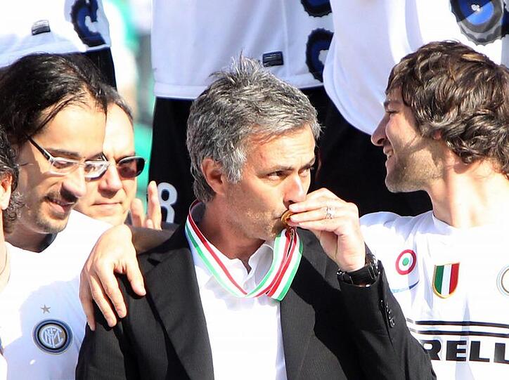 Küsste die Medaille für den Meistertitel in Italien: José Mourinho, der mit Inter Mailand am Sonntag 1:0 in Siena gewann.