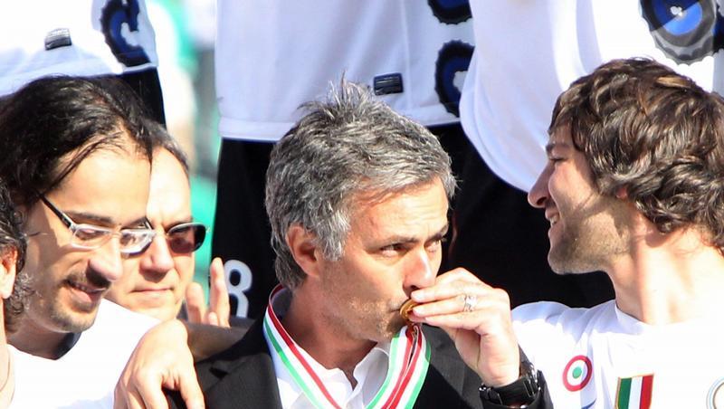 Küsste die Medaille für den Meistertitel in Italien: José Mourinho, der mit Inter Mailand am Sonntag 1:0 in Siena gewann. Küsste die Medaille für den Meistertitel in Italien: José Mourinho, der mit Inter Mailand am Sonntag 1:0 in Siena gewann.