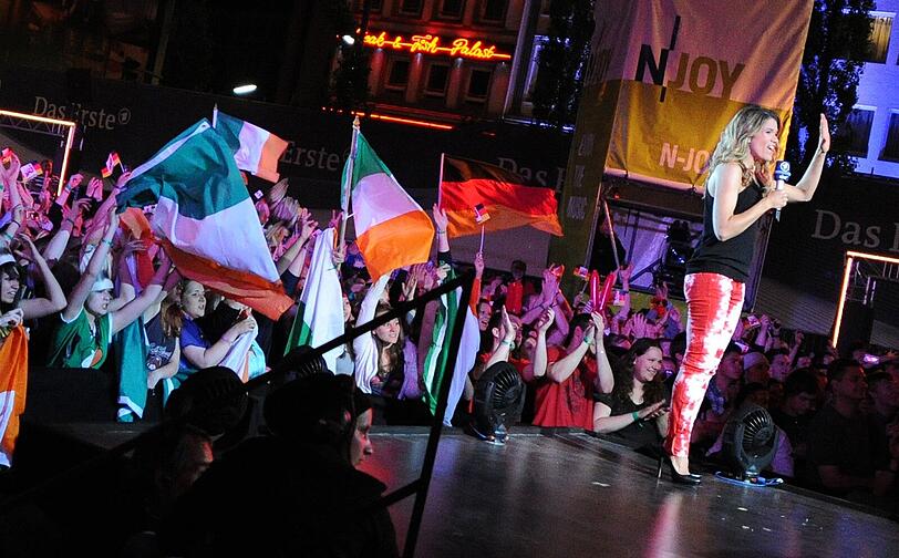 Super Stimmung auf dem ESC-Fanfest auf der Reeperbahn: Trotz der Kritik am diesjährigen Austragungsland feierten die Fans in Hamburg eine unbeschwerte Party. Die Bilder!