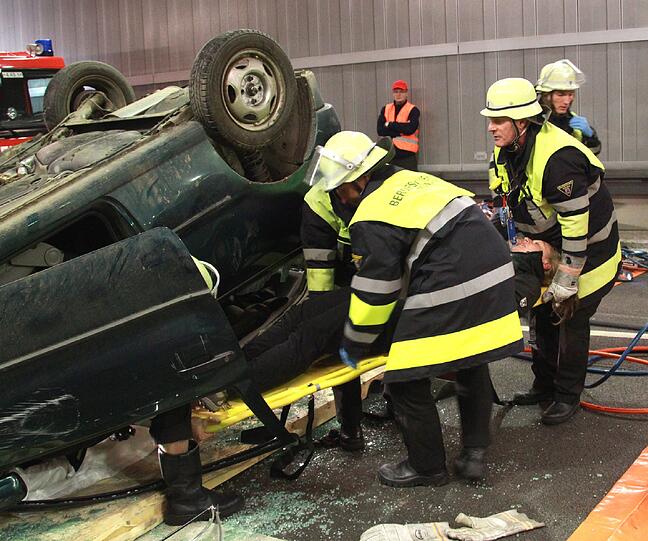 Ein schwerer Autounfall im Tunnel, klaffende Wunden, schreiende Verletzte: Rettungskräfte haben den Ernstfall im Richard-Strauss-Tunnel geprobt. Die AZ war dabei und hat den großen Übungseinsatz verfolgt.