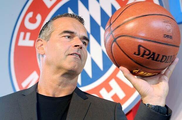 Jetzt will Hoeneß auch die Basketball-Sparte des Vereins meisterhaft machen. Dafür stellte er 2010 Dirk Bauermann als Trainer ein - der schon wieder weg ist.