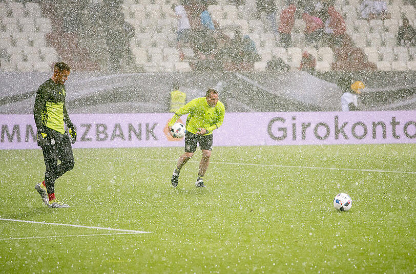 Ein heftiges Unwetter mit Regen und Hagel in Augsburg wurde (fast) zum Spielverderber beim EM-Test zwischen Deutschland und der Slowakei. Die Bilder.