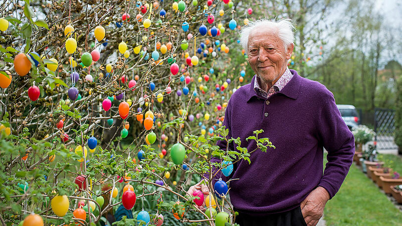 Walter Aumüller aus Hadern schmückt seinen Garten jedes Jahr zu Ostern mit mehr als 1.000 Eiern und wird damit zur Attraktion des Viertels.