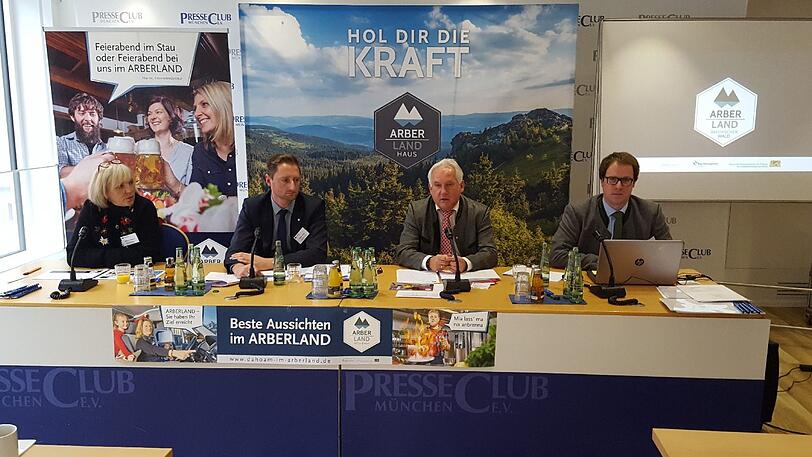 Die Arberland Regio GmbH hat im Münchner Presseclub ihre neue Imagekampagne vorgestellt. Von links nach rechts: Susanne Wagner (Tourismusförderung), Markus König (Wirtschaftsförderung), Herbert Unnasch (Geschäftsführung) und Stephan Lang (Regionalmanagement).
