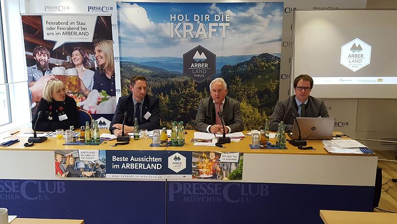 Die Arberland Regio GmbH hat im Münchner Presseclub ihre neue Imagekampagne vorgestellt. Von links nach rechts: Susanne Wagner (Tourismusförderung), Markus König (Wirtschaftsförderung), Herbert Unnasch (Geschäftsführung) und Stephan Lang (Regionalmanagement).