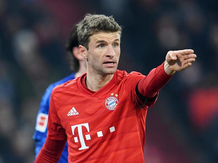 Thomas Müller vom FC Bayern München gestikuliert. Foto: Tobias Hase/dpa/Archivbild