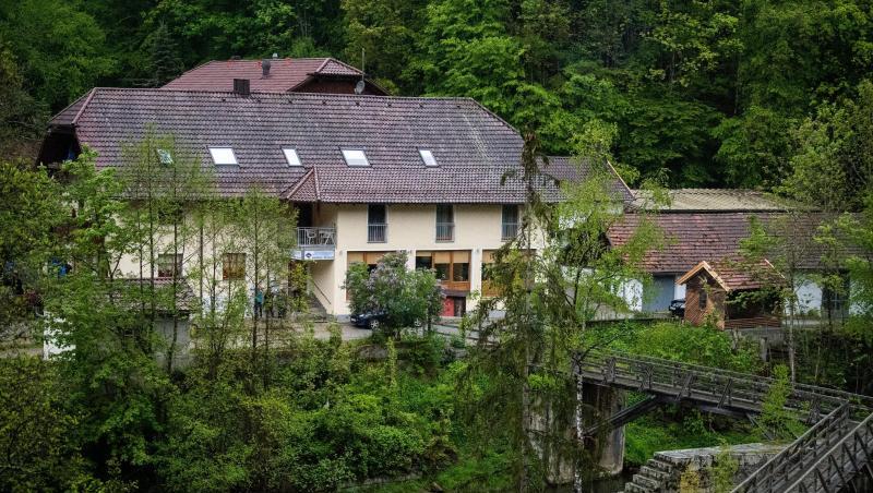 Eine Pension steht von Bäumen umgeben an der Ilz in Paasau. Drei tote Personen sind dort in einem Zimmer gefunden worden. Eine Pension steht von Bäumen umgeben an der Ilz in Paasau. Drei tote Personen sind dort in einem Zimmer gefunden worden.