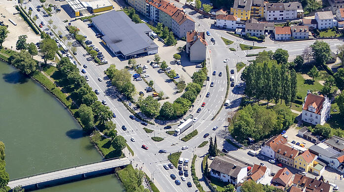 Das Kupfereck heute: Vor allem an den Rechtsabbiegespuren beziehungsweise auf dem Linksabbieger von der Grieserwiese in Richtung Achdorf staut es sich häufig.