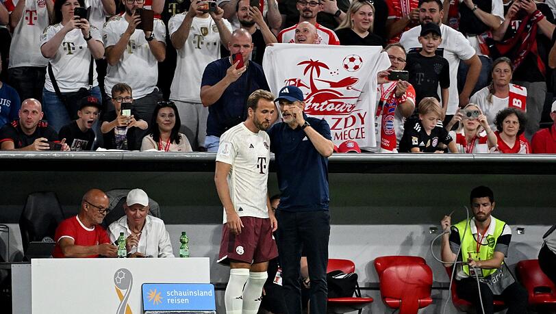 Bayerns Trainer Thomas Tuchel (r) setzt beim Bundesligastart auf Hoffnungsträger Harry Kane.