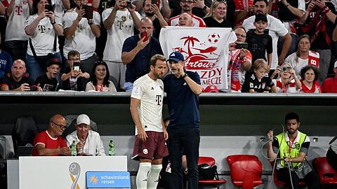 Bayerns Trainer Thomas Tuchel (r) setzt beim Bundesligastart auf Hoffnungsträger Harry Kane.