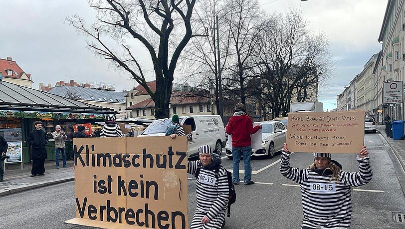 Blockade von Aktivisten der "Letzten Generation" am Münchner Viktualienmarkt.