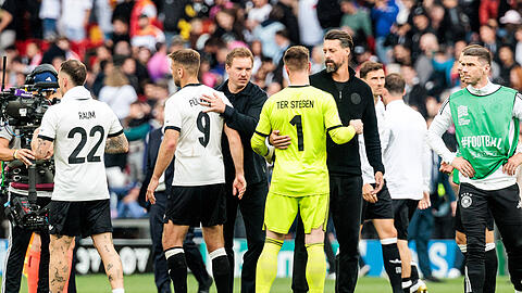 Bedröppelte DFB-Auswahl in Stuttgart: Bundestrainer Nagelsmann (3.v.l.) und Co-Trainer Wagner (2.v.r.) versuchen Raum, Füllkrug, ter Stegen, Goretzka und Gosens (v.l.) aufzubauen.