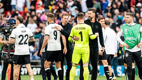 Bedröppelte DFB-Auswahl in Stuttgart: Bundestrainer Nagelsmann (3.v.l.) und Co-Trainer Wagner (2.v.r.) versuchen Raum, Füllkrug, ter Stegen, Goretzka und Gosens (v.l.) aufzubauen.