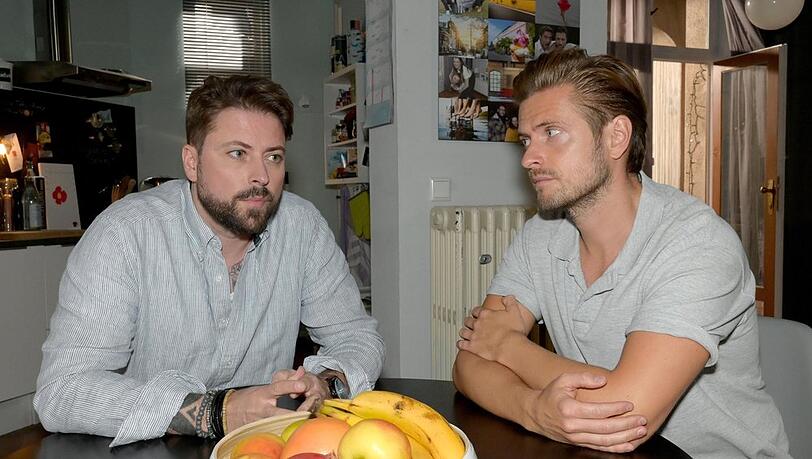 "GZSZ": John (l.) erklärt Philip , dass er sich von Laura im Stich gelassen fühlt.