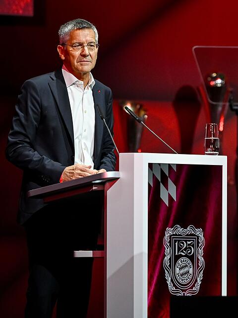 Präsident Herbert Hainer auf der Jahreshauptversammlung des FC Bayern. Zu Gast auf dem AZ-Sofa sprach er unter anderem über den Anteil von Vincent Kompany am Erfolg des Vereins