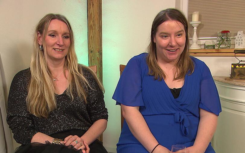 Jenny (l.) und Michelle sind nicht zufrieden mit Kevins Dinner: "Vor allem die Hauptspeise ist misslungen."