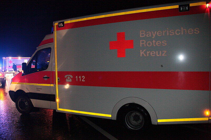 Auf spiegelglatter Fahrbahn hat sich am Sonntagmorgen bei Altötting ein Pkw überschlagen. Zwei Personen wurden dabei leicht verletzt. Die Bilder.