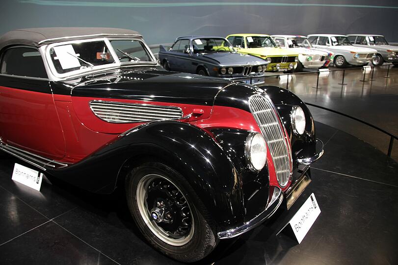 So viele schöne Autos und Motorräder: Das überwiegend männliche Publikum, das ins BMW-Museum gekommen ist, staunt andächtig.