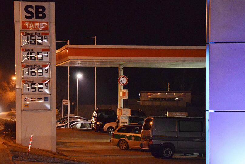 An einer Tankstelle in Vilsbiburg ist ein Mann an einem Herzinfarkt verstoben. Die Bilder vom Polizeieinsatz