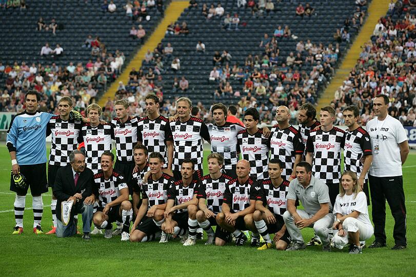 Daniela Katzenberger auf dem Fußballplatz? Das passt bei vielen nicht ins Bild - dennoch machte die Soap-Queen in Frankfurt beim Benefizturnier des Formel 1-Teams "Nazionale Piloti" eine gute Figur am Ball. Mit dabei waren neben den Motorsport-Stars um Michael Schumacher und Sebastian Vettel auch zahlreiche weitere Promis wie Elton, Tim Bendzko, Sven Hannawald, Mark Keller, Birgit Prinz, Giovanni Zarella auf dem Platz unterwegs. Sehen Sie hier die besten Bilder.