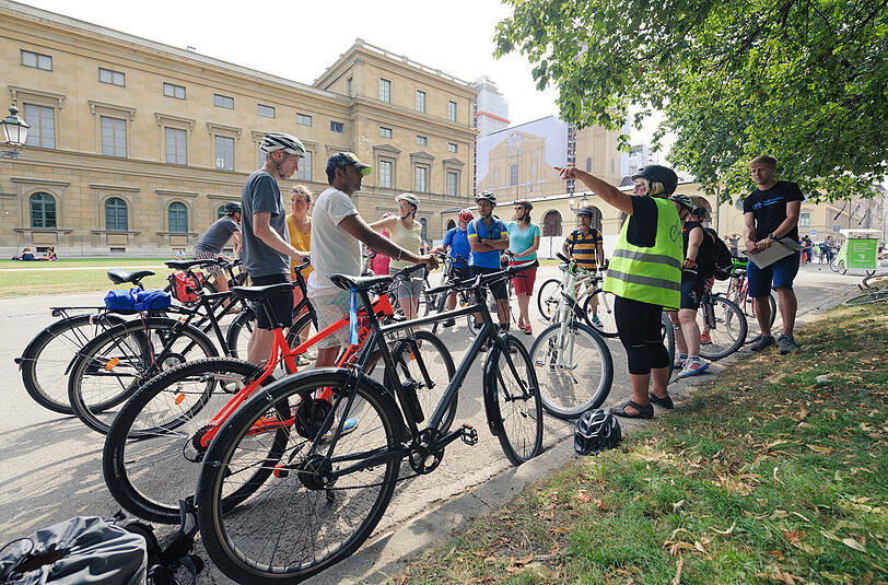 Kurze Pause im Hofgarten, ein paar Sätze zur Residenz, dem Odeonsplatz und der Theatinerkirche &ndash; dann geht&rsquo;s weiter.
