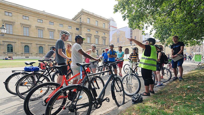 Kurze Pause im Hofgarten, ein paar Sätze zur Residenz, dem Odeonsplatz und der Theatinerkirche – dann geht’s weiter. Kurze Pause im Hofgarten, ein paar Sätze zur Residenz, dem Odeonsplatz und der Theatinerkirche – dann geht’s weiter.