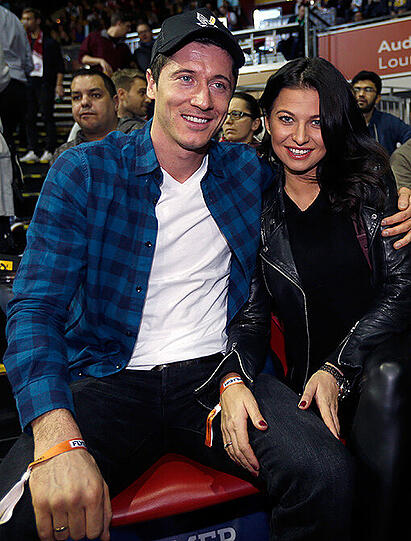 2013 hat sie Bayern-Star Robert Lewandowski (damals noch bei Borussia Dortmund) geheiratet, jetzt ist Anna Lewandowska (geborene Stachurska) im fünften Monat schwanger. Die schönsten Bilder der super-sportlichen Spielerfrau.
