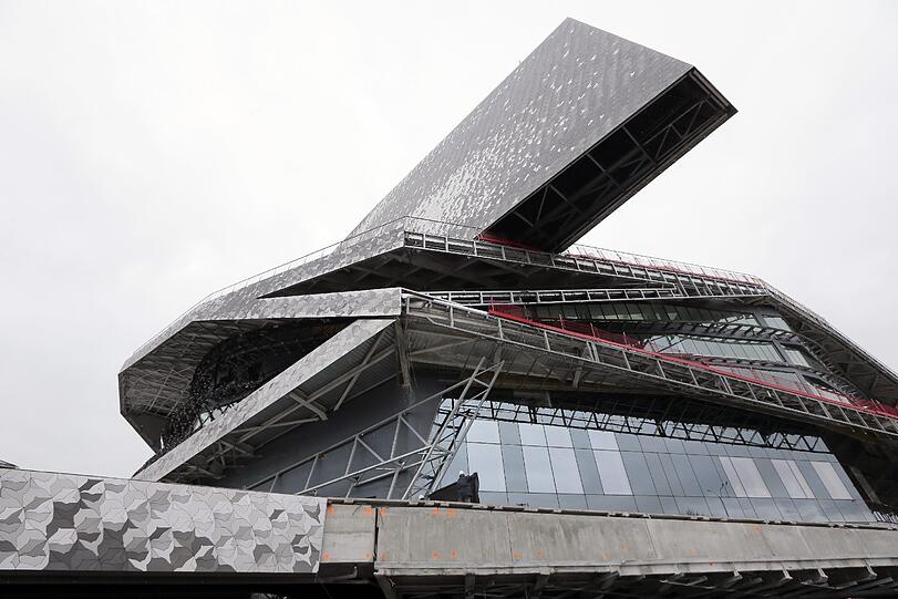 Die neue Philharmonie am Stadtrand von Paris. Entworfen wurde sie, wie der Saal in Luzern, vom Architekten Jean Nouvel.