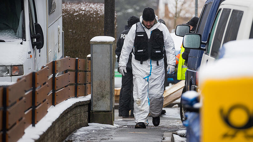 Einsatzkräfte der Polizei am Anwesen der vermissten Ehepaars in Schnaittach.