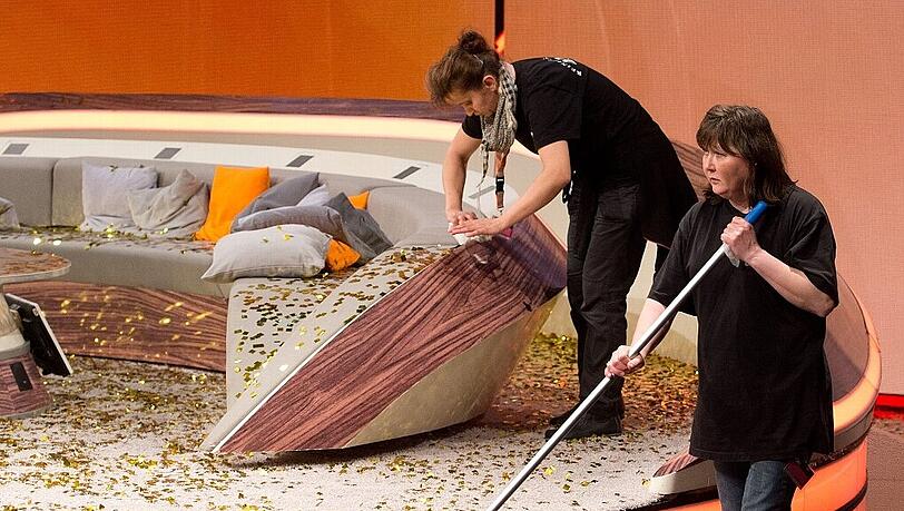 Was vom Abend übrig bleibt: Servicekräfte reinigen die Kulissen von „Wetten, dass?“. Was vom Abend übrig bleibt: Servicekräfte reinigen die Kulissen von „Wetten, dass?“.