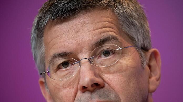Herbert Hainer, Präsident des FC Bayern München, aufgenommen während einer Pressekonferenz.