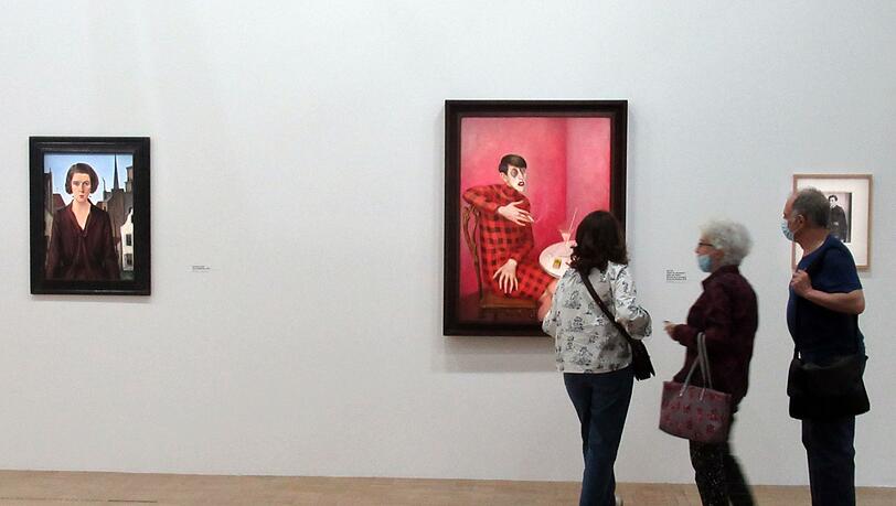 Besucher stehen vor dem Werk "Bildnis der Journalistin Sylvia von Harden" von Otto Dix.