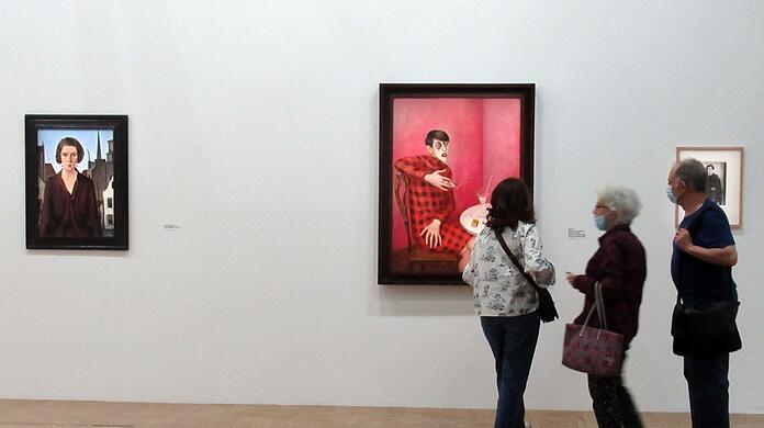 Besucher stehen vor dem Werk "Bildnis der Journalistin Sylvia von Harden" von Otto Dix.