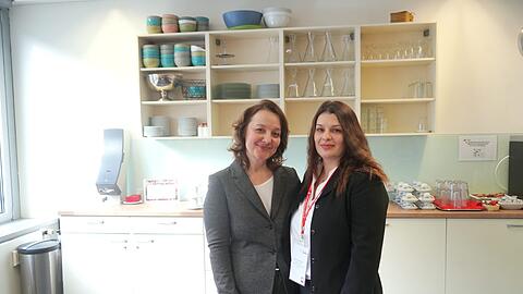 Valeriia Bazadzhyieva (r.) ist aus Kiew nach München geflüchtet, jetzt arbeitet sie als Kita-Helferin in einem Kindergarten. Bei der Ausbildung am Caritas-Institut IBE war hilfreich, dass Dozentin Marianna Schepetow-Landau (l.) auch auf Russisch und Ukrainisch unterrichtet.