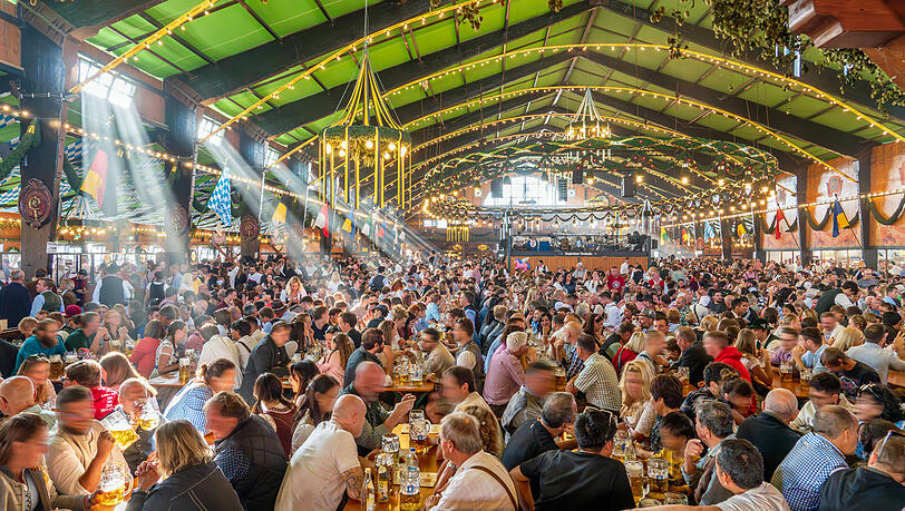 Volles Festzelt am zweiten Wiesn-Wochende 2023: Gute Stimmung am Sonntagnachmittag in der Augustiner-Festhalle.