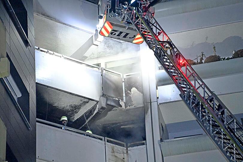 Einsatzkr&auml;fte der Feuerwehr mussten sich &uuml;ber eine Leiter um einen Brand in einem Hochhaus des achten Stockwerks k&uuml;mmern.