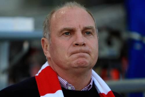 "Wenn ein Spieler zu uns sagt: 'Ich bleibe bei
Bayern München' &ndash; und das kommt oft vor, auch wenn er nicht spielt &ndash; dann bleibt er. Ein Vertrag bei Bayern ist sakrosankt." Uli Hoeneß Präsident des FC Bayern.