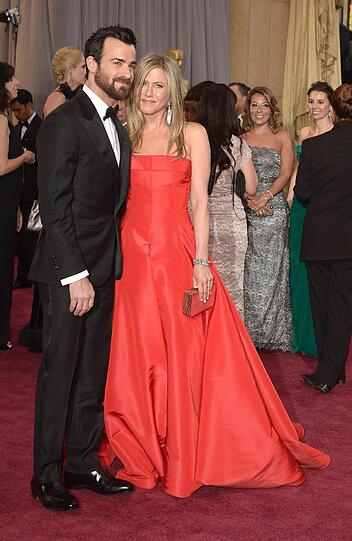 Farbenfroh: Jennifer Anniston (R) mit ihrem Verlobten Justin Theroux (L).