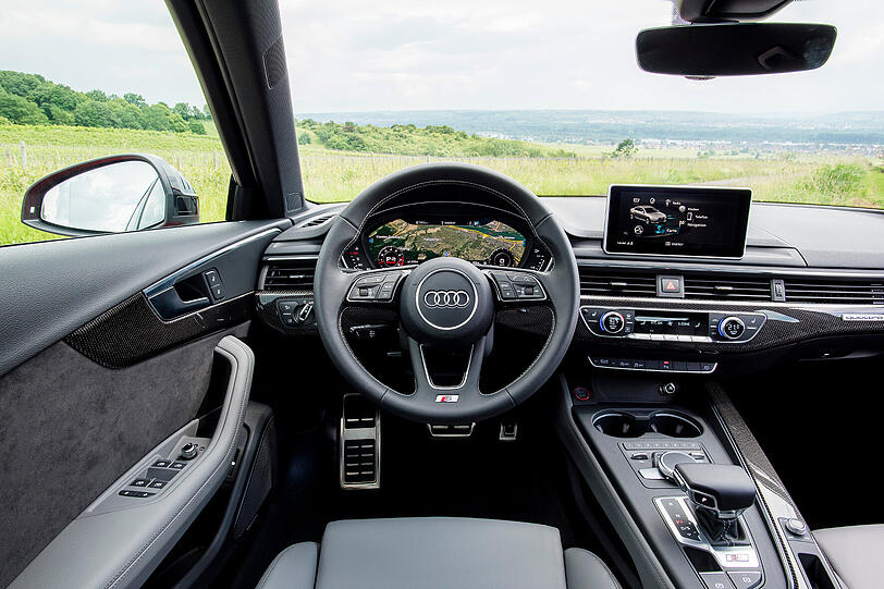 Cockpit mit Display: Der frei programmierbare Monitor ersetzt die herkömmliche Instrumentierung.