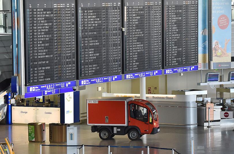 Mit einem Spezialfahrzeug fährt ein Bombenentschärfer durch die komplett geräumte Halle A des Terminal 1 des Flughafens in Frankfurt am Main. Bei der Durchsuchung der Halle wurden keine verdächtigen Gegenstände gefunden Foto: Boris Roessler