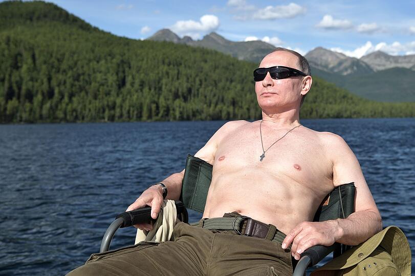 05.08.2017: Naturbursche: Der Pressedienst des Kreml verbreitet dieses Foto vom russischen Präsidenten Wladimir Putin beim Sonnenbad während eines Kurzurlaubs in der sibirischen Tyva Region.