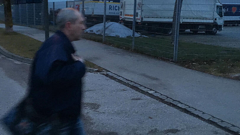 Mit diesen Fotos fahndet die Polizei nach dem Ladendieb.