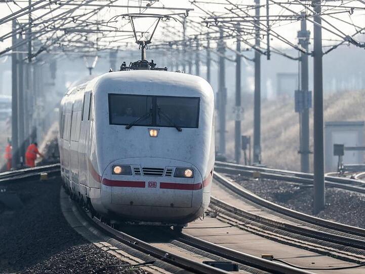 Der ICE 595 passiert auf dem Weg von Berlin nach München den Flughafen Leipzig und eine Gleisbaustelle.