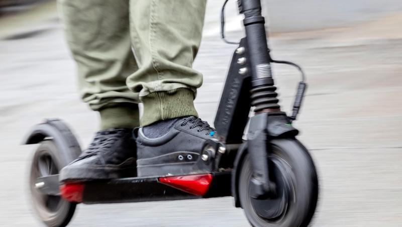 Der 19-Jährige war mit einem E-Scooter unterwegs und verletzte sich schwer. (Symbolbild)