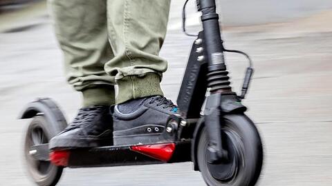Der 19-Jährige war mit einem E-Scooter unterwegs und verletzte sich schwer. (Symbolbild)