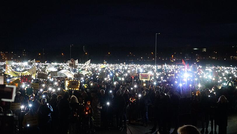 Ein Lichtermeer in München: Tausende Menschen bringen die Theresienwiese zum Leuchten. Ein Lichtermeer in München: Tausende Menschen bringen die Theresienwiese zum Leuchten.